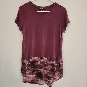 EUC Simply Vera Wang Womens Burgandy print blouse.   Size M.